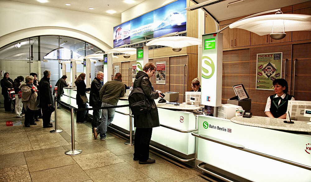 Kundenzentrum Personen am Schalter des Kundenzentrum am Alexanderplatz