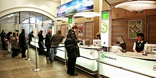 Kundenzentrum Personen am Schalter des Kundenzentrum am Alexanderplatz
