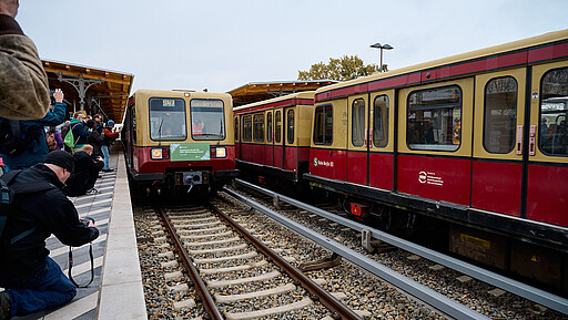 Ein letztes Mal am Bahnsteig Die Baureihe 485 wurde am 12. November nach 36 Dienstjahren in den Ruhestand verabschiedet.