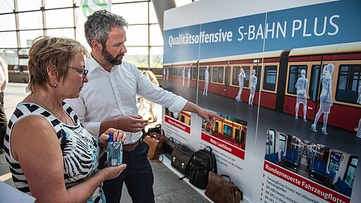 Dominik Schäfer im Gespräch bei der Bahnhofstour zum Qualitätsprogramm Dominik Schäfer, Leiter Querschnittsfunktionen bei der S-Bahn Berlin, erklärt einer Kundin die Qualitätsoffensive S-Bahn PLUS.