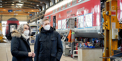 Fahrzeugumbau für das Netz-Elbe-Spree Ab Ende 2022 gilt der neue Verkehrsvertrag Netz Elbe-Spree. Dann fahren auf den am stärksten nachgefragten Strecken in Brandenburg, Berlin, Mecklenburg-Vorpommern und Sachsen-Anhalt deutlich mehr Züge. Gemeinsam mit Carsten Moll, Vorsitzender von DB Regio Nordost, machte sich Susanne Henckel ein Bild vom Umbau der 145 Doppelstockzüge, die derzeit dafür im Werk Wittenberge eine Frischekur erhalten.