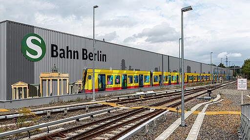 Neu gestaltete Waschanlage in Friedrichsfelde Die neue Gestaltung der Waschstraßen-Fassade soll Schmierereien vorbeugen.