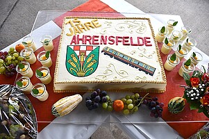 Die mit Wappen und S-Bahn verzierte Torte zur Zugtaufe