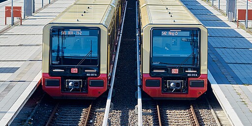 Neue S-Bahn Zwei S-Bahnen der Baureihe nebeneinander mit S42- und S45-Beschilderung