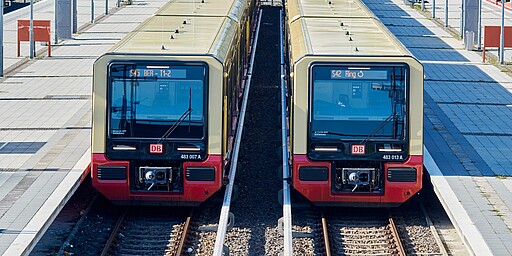 Neue S-Bahn Zwei S-Bahnen der Baureihe nebeneinander mit S42- und S45-Beschilderung