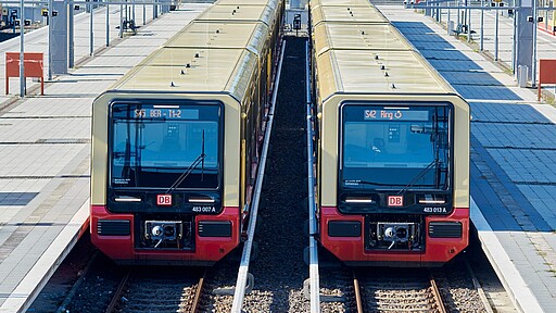 Neue S-Bahn Zwei S-Bahnen der Baureihe nebeneinander mit S42- und S45-Beschilderung