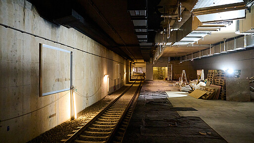 Interimsbahnsteig Noch dominieren Baumaterialien, Gerüste und Abdeckplanen das Bild des Interimsbahnsteigs.