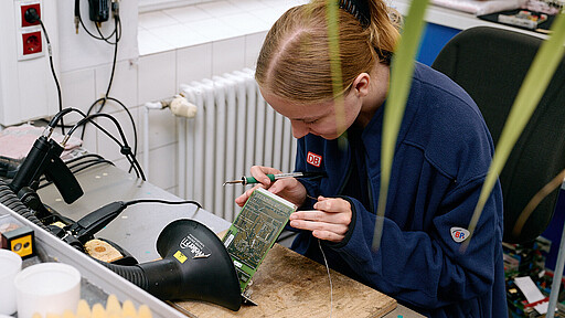Fingerspitzengefühl ist gefragt, wenn die Mini-Bauteile auf den Platinen ausgetauscht werden.