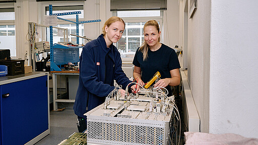 Mecilia und Michelle arbeiten gemeinsam im Team der Mikrowerkstatt.