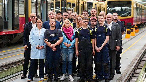 100 Jahre Werk Oranienburg Gruppenfoto mit Werksmitarbeitenden | © Foto: DB AG / Oliver Lang - frei für journalistische Zwecke