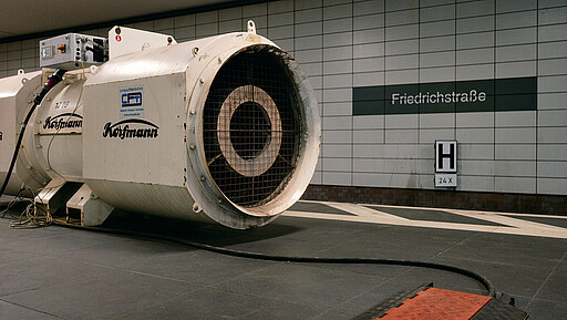 Am S-Bahnhof Friedrichstraße pumpen während der Bauarbeiten große Ventilatoren Frischluft in den Tunnel.