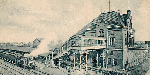 Heidelberger Platz Der Bahnhof Schmargendorf um 1905. Am Bahnsteig steht ein Ringbahnzug Richtung Osten. Das Empfangsgebäude ist 1892 eröffnet worden und ist bis heute erhalten.