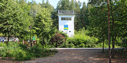 Station 1: Ehemaliger Wachturm Hohen Neuendorf  Nur noch vier von insgesamt 302 Wachtürmen rund um West-Berlin sind erhalten, darunter der ehemalige DDR-Wachturm Hohen Neuendorf. Als ehemalige Kommandostelle der Grenztruppen der DDR ist das Bauwerk besonders interessant. Eine Besichtigung des Turms selbst ist nur nach vorheriger Anmeldung möglich, jedoch ist die zu Füßen des Turms liegende Ausstellung zu den Grenzanlagen frei zugänglich. Seit 1990 vermittelt die Schutzgemeinschaft Deutscher Wald (SDW) hier vor allem Kindern und Jugendlichen ein Bewusstsein für Geschichte und Natur.