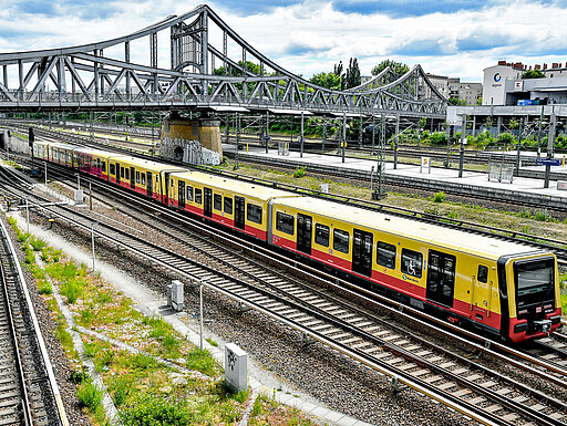 150 Jahre Ringbahn Ein neuer S-Bahn-Zug der Baureihe 483/484 auf Testfahrt am Bahnhof Gesundbrunnen im Jahr 2020.