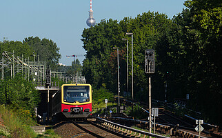 Modernisierte Baureihe 481 als S45 auf dem Weg zum Flughafen BER verlässt Tunnel