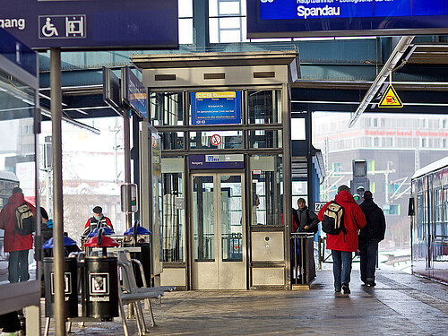Bahnhofsaufzüge Viele Bahnhöfe verfügen auch über Aufzüge.