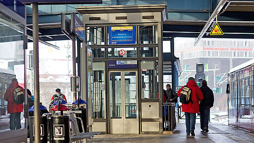 Bahnhofsaufzüge Viele Bahnhöfe verfügen auch über Aufzüge.