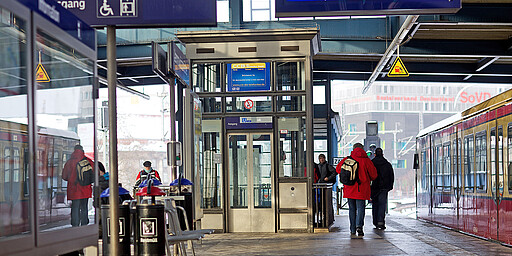 Viele Bahnhöfe verfügen auch über Aufzüge.