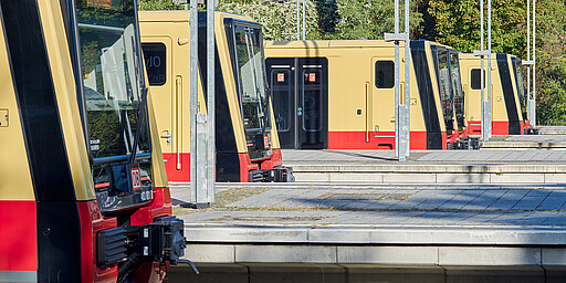Baureihe 483/484 Gleich fünf Züge der Baureihe 483/484 stehen gemeinsam am Gleis.