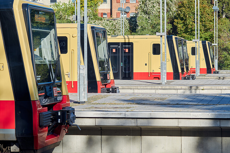 Baureihe 483/484 Gleich fünf Züge der Baureihe 483/484 stehen gemeinsam am Gleis.