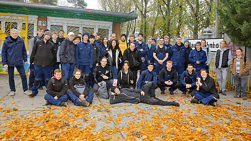 Azubi Seminar Gruppenfoto Eine von drei Gruppen half bei Arbeiten auf dem Gelände der Parkeisenbahn in der Wuhlheide.