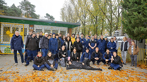 Eine von drei Gruppen half bei Arbeiten auf dem Gelände der Parkeisenbahn in der Wuhlheide. Eine von drei Gruppen half bei Arbeiten auf dem Gelände der Parkeisenbahn in der Wuhlheide.