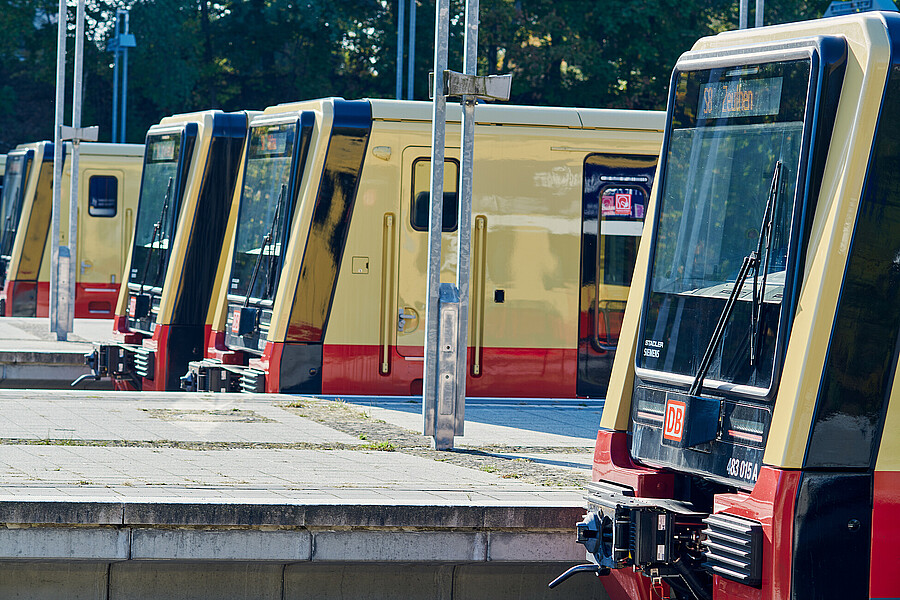 Baureihe 483/484 Vier Züge der neuen S-Bahn stehen gemeinsam am Gleis.