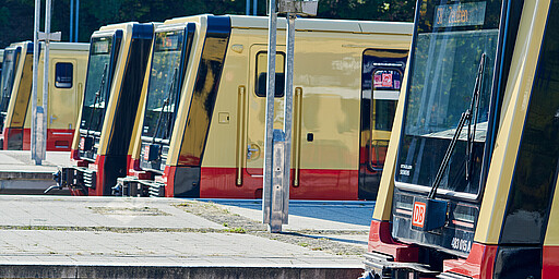 Baureihe 483/484 Vier Züge der neuen S-Bahn stehen gemeinsam am Gleis.
