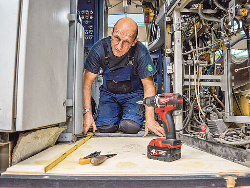 Maßvolles Arbeiten im Führerraum. Im Führerraum wird vor dem nächsten Schritt genau Maß genommen.
