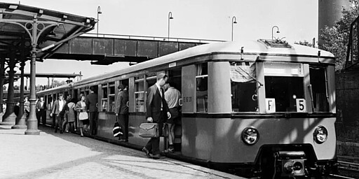 Geschichte Bahnhof Ostkreut S-Bahn und Reisende auf dem Bahnhof Ostkreuz, 1964 | Bild: rbb/Deutsche Bahn AG