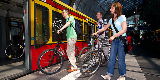Personen mit Fahrrad steigen in die S-Bahn am Hauptbahnhof