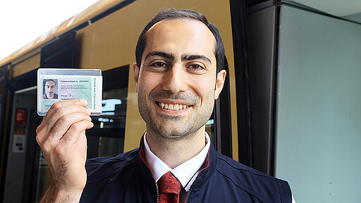 Ein Traum in der Hand Stolz zeigt Mohammad Omidi seinen Lokführer-Schein hoch.