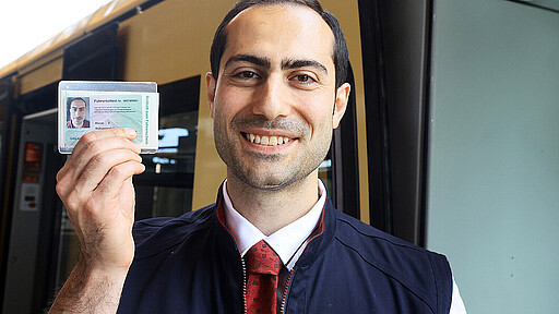 Ein Traum in der Hand Stolz zeigt Mohammad Omidi seinen Lokführer-Schein hoch.
