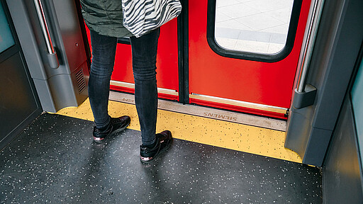 Vor der Abfahrt den gelb markierten Bereich bitte freihalten, wer hier steht, verhindert das Schließen der Tür.