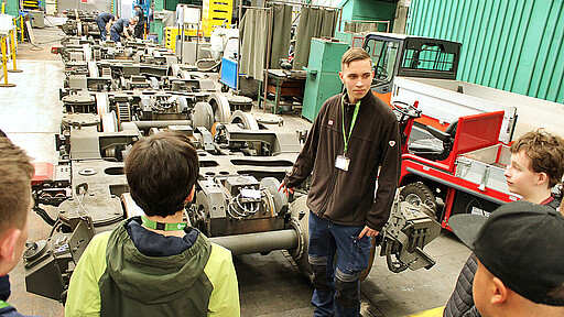 Während einer Führung durch das Werk Schöneweide warfen die Kinder auch einen genauen Blick auf die Drehgestelle der S-Bahn.