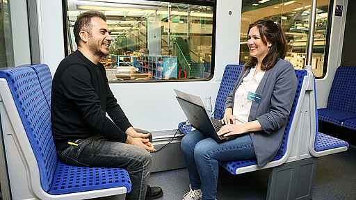 Neuer Job gefällig? Jennifer Bader-Lehmann führte direkt vor Ort im Werk ein Bewerbungsgespräch mit Farshid Zarghami.
