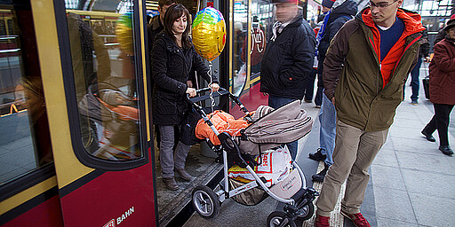 Kinderwagen Personen beim Ausstieg mit dem Kinderwagen am Hauptbahnhof