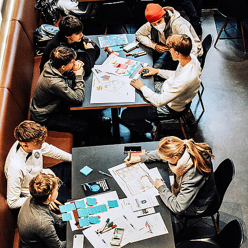 Young Climathon 2023 Teams von je drei Schüler:innen suchen währendd des Berliner Young Climathon nach Lösungen für reale Herausforderungen im Bereich Klimaschutz in der Hauptstadt.