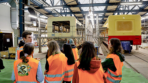 Azubi Paul Heidekrüger (l.) führte die Mädchen durch die Lackhalle