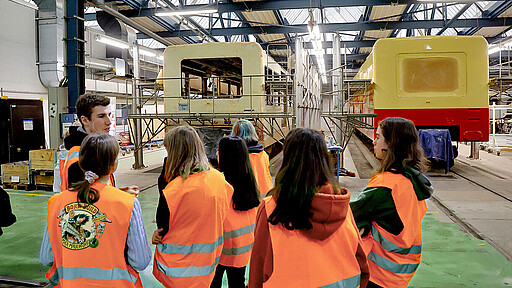 Girls’Day Akademie 2023 Azubi Paul Heidekrüger (l.) führte die Mädchen durch die Lackhalle