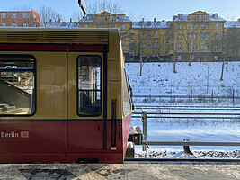 S-Bahn Baureihe 480 im Winter am Bahnhof Hermannstraße