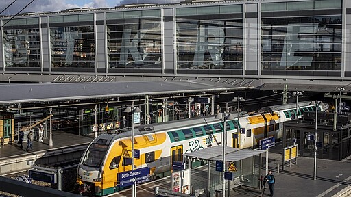 ODEG-Regionalzug am Bahnsteig