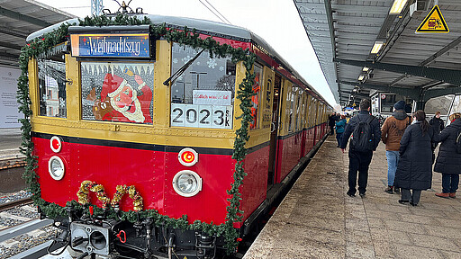 Weihnachtlich geschmückt „wartet“ der Weihnachtszug am S-Bahnhof Grünau auf seine kleinen und großen Gäste. Er ist bis einschließlich 23. Dezember in der Stadt unterwegs.