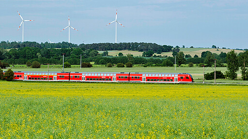 Regionalzug in der Landschaft Regionalzug mit Dosto bei Gutengermendort im Löwenberger Land auf dem Weg nach Rostock an die Ostseeküste