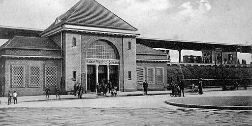 Sonnenallee Das Empfangsgebäude des Bahnhofs Kaiser-Friedrich-Straße zur Zeit seiner Eröffnung um 1912. Er ist der dritte Haltepunkt der Stadt Neukölln an der Ringbahn.