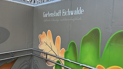 Bunte Blätter für die Rampen Die Wände der neuen Zugänge sind mit Graffiti künstlerisch gestaltet.