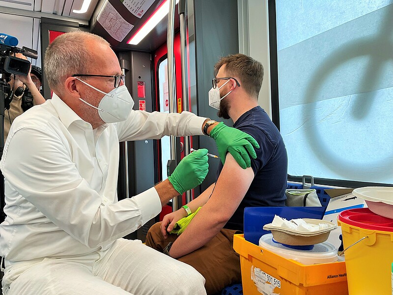 100 vaccine doses provided fo the first vaccination campaign At the end of three laps on the Berliner S-Bahn Ring, all of 100 available vaccine doses from the manufacturer Johnson&Johnson had been properly vaccinated.