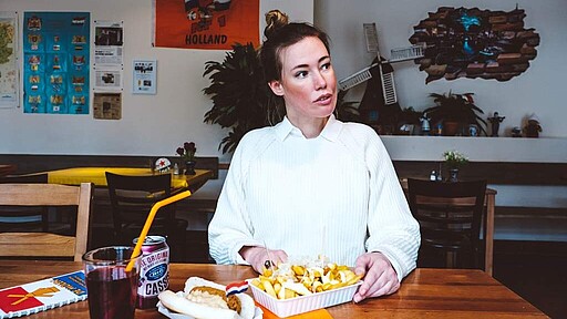 Laura genießt das niederländische Essen Laura Gehlhaar genießt das niederländische Essen.