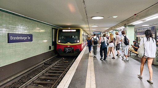 Lindgrün durch die Zeiten Damals hieß die Station Unter den Linden, heute Brandenburger Tor – die lindgrüne Kennfarbe ist geblieben.