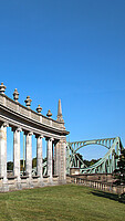 Die Glienicker Brücke, die Berlin und Potsdam verbindet, ist 148 Meter lang.